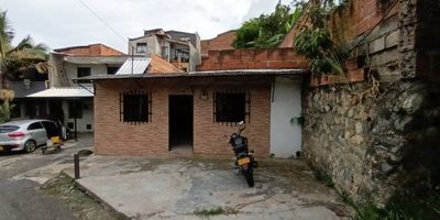 CASA LOTE Ubicada estratégicamente en el barrio San Antonio de prado, tiene una casa construida en la cual se encuentra sala-comedor, 2 alcobas con closets, baño completo cocina sencilla. Disfruta de la tranquilidad del barrio y de estar a solo pasos de paradas de bus y rutas que te conectan rápido al centro y diferentes puntos de la ciudad. Parques y zonas verdes completan esta ubicación privilegiada. ideal para construir