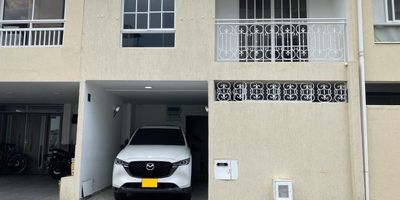 Hermosa casa de 2 pisos ubicada en exclusivo condominio del sur de Cali – Barrio La Hacienda. Diseño funcional, excelente iluminación y ubicación privilegiada, Área lote: 72 m² | Área construida: 104 m² | Habitaciones: 3 | Baños: 3 | Parqueaderos: 2

Distribución: Primer piso: Sala-comedor, cocina integral, baño social, zona de oficios, garaje doble. 
Segundo piso: 3 habitaciones con clóset (principal con baño privado y balcón), baño auxiliar.

Zonas comunes:
Piscina para adultos y niños, Juegos infantiles, Seguridad privada 24/7, Zonas verdes y senderos peatonales

Cerca de centros comerciales, supermercados, colegios, clínicas y principales vías de acceso.

¡Ideal para vivir o invertir!