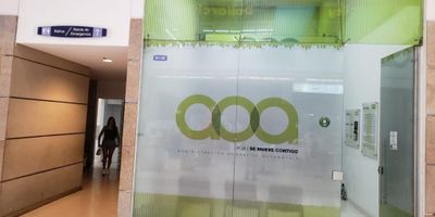 Magnífico Local  Comercial con mezanine, en excelente y privilegiada ubicación dentro  del Centro Comercial ''La Estación'' pues se encuentra  al lado de los servicios sanitarios del mismo, en una zona de gran circulación de público muy cerca de la entrada al Centro Comercial. Es un espacio donde confluyen servicios, diversión y comercio. En él,  se pueden encontrar todas las comodidades, tales como amplios parqueaderos, restaurantes con gran diversidad de comidas y productos para todos los gustos, como también, diferentes entidades bancarias y de servicios oficiales como es la Oficina de Pasaportes del Valle; tiendas, supermercados  y locales con espacios de diversión para toda la familia.