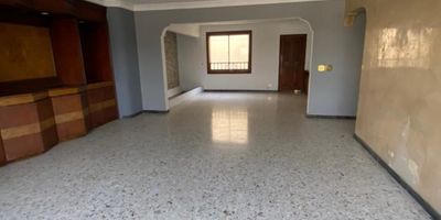 Se alquila Amplio Apartamento DUPLEX en el norte de la ciudad, Excelente ubicación!!!

Nivel 1: Hall de entrada, baño social, sala comedor amplia, biblioteca, cocina integral con gas, patio de ropas, balcón, alcoba de servicio con baño. Nivel 2 (hacia abajo):  Alcoba principal amplia con closet, baño, jacuzzi y sauna, biblioteca, dos alcobas con closet, una alñcoba sin closet, baño de alcobas. Est. 5, $3.300.000 Inc. administración.