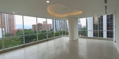 Oficina para arriendo, cuenta con un área de 60 metros cuadrados, ubicada en prestigioso edificio empresarial en el sector de El Poblado, una de las zonas más exclusivas y estratégicas de la ciudad, iluminación interna eficiente, baño. Además, dispone de parqueadero doble en línea, Una excelente oportunidad para establecer tu empresa en un entorno profesional y de alto nivel. Para más información, comunícate con nuestras líneas de atención al cliente. 