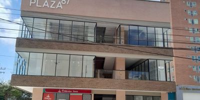Local comercial de 161.38 m2, con vista exterior, pisos en porcelanato, ubicado sobre vía principal, en una zona comercial y residencial de alto tráfico. Cuenta con cercanía a bombas de gasolina, colegios y universidades, supermercados, centros comerciales y con fácil acceso a transporte público.