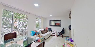 Apartamento en venta de 62m2, con vista interior, ubicado en un 4to piso (Torre 7 Apto 401), acceso por ascensor y escaleras, parqueadero propio descubierto (120). Consta de 2 habitaciones, 2 baños, sala comedor, balcón, zona de estudio, cocina integral y zona de lavandería. Tiene piso cerámico en todas sus zonas. La unidad cuenta con zonas verdes, zona para niños, salón social, cancha de fútbol, piscina para niños y adultos y vigilancia privada las 24 horas. Cerca a centro comercial Chipaya y Alfaguara; cerca a almacenes de cadena como Éxito, Tiendas D1 y Ara; cerca a colegio Liceo el Rosario y Nuestra Señora del Rosario; cerca a universidad UNIVALLE; Vías de acceso por la Avenida Sachamate y Carrera 12A. ID-34683271605
