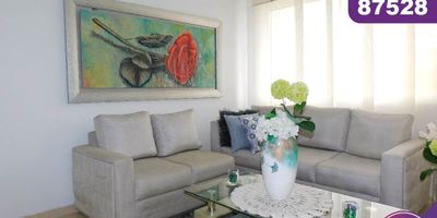 Apartamento en Venta, ubicado en el sector de Villa Carolina al norte de la Ciudad de Barranquilla, de fácil acceso y transporte, cerca de grandes parques, centros comerciales, colegios y universidades. El apto esta ubicado en el piso 4, cuenta con 66.12 m2, sala comedor, balcón, 3 alcobas con closet,, cocina semi integral, El conjunto tiene acogedoras y amplias zonas verdes y sociales, con piscinas, salón social, cancha deportiva, parque infantil y seguridad privada.