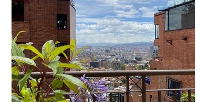 Este espectacular apartamento de 400 m² se encuentra en una de las zonas residenciales más exclusivas de Bogotá, ofreciendo una experiencia de vida de lujo y confort. Al entrar, te recibe un amplio salón lleno de luz natural gracias a sus ventanales de piso a techo que enmarcan vistas panorámicas de la ciudad. La distribución abierta crea un flujo continuo entre los espacios, haciendo que la sala, el comedor y la cocina se integren de manera armoniosa.