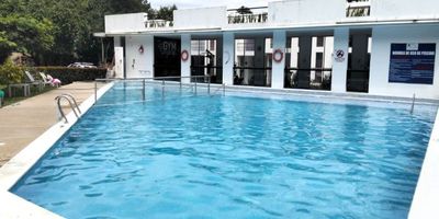 Descubre esta hermosa casa de 2 niveles en el corazón de La Mesa, Cundinamarca, un lugar reconocido como refugio perfecto para quienes buscan descanso sin alejarse de la ciudad. Ubicada dentro de un conjunto residencial con seguridad 24/7, esta propiedad es ideal tanto para vivir como para disfrutar fines de semana llenos de tranquilidad.

La casa cuenta con sala comedor, cocina integral, baño social, terraza para BBQ y 3 habitaciones, siendo la principal un espacio especial con baño privado y balcón. Su ubicación esquinera y cercana a la zona social del conjunto le brinda excelente iluminación y ventilación natural.

El conjunto ofrece todas las comodidades para dias de familia y amigos como piscina, gimnasio, parque infantil, salón de juegos, zona BBQ y parqueadero para visitantes.

Tener este hogar cerca a Bogotá es la oportunidad de escapar de la rutina y conectarte con un entorno natural y un clima saludable, siempre que lo necesites.