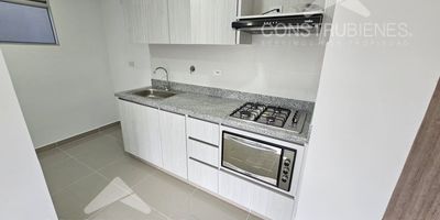 Apartamento en arriendo en unidad cerrada en el sector La Ferrería, La Estrella. Rodeado de naturaleza y con excelente iluminación natural, ofrece un ambiente tranquilo y acogedor, ideal para quienes buscan vivir en un entorno residencial sereno y bien ubicado.
Cuenta con 3 alcobas, 2 baños completos, balcón con vista panorámica, sala-comedor, cocina integral moderna, calentador a gas, zona de ropas independiente y parqueadero cubierto. La unidad cerrada dispone de completas zonas comunes terminadas, perfectas para disfrutar en familia.
Su ubicación estratégica permite fácil acceso al Colegio Luis Amigó, la unidad Polaris y Comfama La Estrella, garantizando cercanía a servicios educativos, recreativos y de transporte.No dejes pasar esta oportunidad. Contáctanos al 310 428 9911 y agenda tu visita hoy mismo.