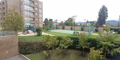 Apartamento en privilegiada ubicación “Milla de Oro” en zona residencial exclusiva y de alta valorización, espacios amplios con amplia entrada de luz natural y muy buen ventilación. De fácil y rápido acceso tanto vehicular como peatonal, cerca de vía principal y a pocos metros de rutas de transporte público, centros comerciales, zona urbana, bancos, colegios, universidades. entre otras facilidades.

Vista panorámica, cuenta con la siguiente distribución:  Habitación principal con baño, wolking closet, 1 habitación auxiliar y un baño, cocina abierta con barra tipo americano, sala con balcón, un amplio closet de linos y zona de lavandería independiente v separada por puerta de vidrio, un garaje cubierto. 

El conjunto residencial, cada torre de 5 pisos cuenta con ascensor, el conjunto tiene CLUB-HOUSE, sendero peatonal privado, parque infantil, piscina, zona BBQ, gimnasio, cancha múltiple, salón social, zona para mascotas.