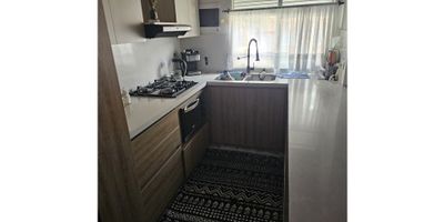 Esta encantador Apartamento, en Medellín, ofrece una oportunidad única para aquellos que buscan un hogar lleno de encanto y conveniencia en una de las áreas más emocionantes de la ciudad. Ubicada en una zona cercana al famoso recorrido del tour grafitero y las escaleras eléctricas de San Javier, esta propiedad combina lo auténtico de la cultura local con la comodidad moderna.

El Aparatamento, que se encuentra en el primer piso, cuenta con 3 habitaciones y 2 baños, lo que la hace perfecta para una familia o aquellos que desean tener espacio adicional para oficinas en casa o invitados. La sala, el comedor y la cocina integral se integran perfectamente en un espacio acogedor y funcional.

Además, esta propiedad cuenta con 1 patio, lo que agrega un toque de aire fresco a su vida cotidiana.

La ubicación de este Apartamento es inmejorable, ya que está a solo 15 minutos a pie de la estación de San Javier, lo que facilita los desplazamientos en la ciudad. Además, cuenta con colegios y universidades cercanas, lo que la hace ideal para familias y estudiantes. La proximidad a una variedad de comercios locales agrega comodidad adicional a tu vida diaria.

el area del inmueble esra sujeta a verificacion de escrituras.
