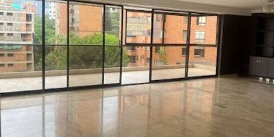 Excelente apartamento en el sector de alejandria, 270 metros, 3 alcobas mas la del servicio , 5 baños, excelente ubicación.