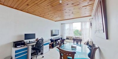 Apartamento en venta de 64 M², con vista exterior, ubicado en un 5°to piso (Torre C Apto 502), acceso por escaleras, parqueadero propio cubierto (108). Consta de 3 habitaciones, 2 baños, sala comedor, cocina integral y zona de lavandería. Tiene piso cerámico en todas sus zonas. La unidad cuenta con zonas verdes, zona para niños, salón social, piscina y vigilancia privada las 24 horas. Cerca a centro comercial Brisas del Limonar; cerca a almacenes de cadena como Tiendas D1 y Ara; cerca a colegio Reyes Católicos; cerca a universidad Santiago de Cali; cerca a estación del MIO Simón Bolívar; Vías de acceso por la carrera 66 y calle 14.ID-34046354356
