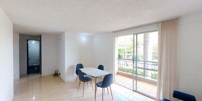Apartamento en venta de 64m2, con vista exterior, ubicado en un 2do piso (Torre E Apto 202), acceso por escaleras. Consta de 2 habitaciones, 2 baños, sala comedor, cocina integral, balcón, zona de estudio y zona de lavandería. Tiene piso cerámico en todas sus zonas. El conjunto cuenta con piscina, salón social, zona infantil, zonas verdes y vigilancia privada las 24 horas. Cerca a centro comerciales como Bochalema Plaza y Jardín Plaza; cerca a almacenes de cadena como D1, Ara y Éxito; cerca a colegio Alemán; cerca a universidades como Autónoma de Occidente; cerca a la estación del MIO de Universidades; Vías de acceso por la Calle 46 y Carrera 109. ID-22045414485

