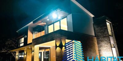 Vende  casa de dos niveles en envigado sector loma del escobero, con sala comedor sistema de iluminación completamente nuevo,4 alcobas, 4 closets, alcoba de servicio con baño, 5 baños, balcón, cocina dotada kitchenaid , cubierta de inducción, torre , horno y campana, cuarto útil, 2 parqueaderos cubiertos para 2 carros ,y descubierto para 8 carros, porteria 24 horas, piso de porcelanato, área lote 7000 metros y área costruida 507 metros.