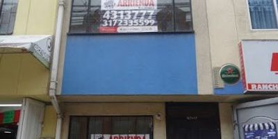 Casa comercial de tres pisos,  ubicada en el sector de Sabana de Tibabuyes, cuenta en  el primer piso con  sala-comedor, cocina semi-integral y patio de ropas cubierto, en el segundo piso hay  dos alcobas con guarda  ropa y  un baño, cómodas vías  de acceso como la carrera 118 y la calle 145, cerca  a Cafam de Suba, Tiendas  D1, al Colegio Pedagógico  Dulce  María, sector  de  alta  valorizacion.