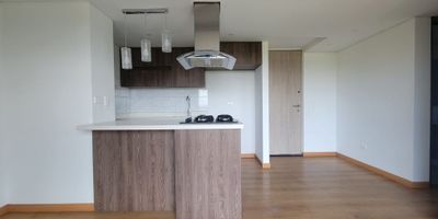 Este apartamento se enuceuntra ubicado en zona urbana del municipio de Rionegro, en unidad cerrada en sector tranquilo y seguro del municipio, cuenta con tres habitaciones, una tiene Vestier y baño con lavamanos de sobreponer con mesón y mueble y división a la ducha en vidrio templado, la otra con closet, un baño social completo, una sala comedor amplia con salida al balcón, una amplia cocina con mesón y barra, cubierta a gas, horno medio formato, campana extractora, estudio, zona de ropas. El apartamento cuenta con parqueadero y cuarto util. 
