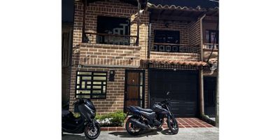 Casa en venta, ubicada en un conjunto abierto. Destaca por su excelente iluminación y amplios espacios que incluyen una sala y comedor integrados, perfectos para compartir. Cocina integral, Las habitaciones son luminosas y la suite principal cuenta con baño privado. Disfruta de áreas comunes como zonas verdes, parque infantil y senderos ecologicos, ideales para el esparcimiento. Seguridad 24/7 y cercanía a servicios. ¡El hogar perfecto para tu familia! Contáctanos para brindarte mas información!
