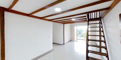 Apartamento en venta de 86m2, con vista exterior, ubicado en un 4to piso (Torre B Apto 407), acceso por escaleras, parqueadero propio cubierto (76). Consta de 3 habitaciones, 2 baños más uno de servicio, sala comedor, cocina integral, altillo, balcón y zona de lavandería. Tiene piso cerámico en habitaciones, zona social, baños y cocina y madera en altillo. El edificio cuenta con vigilancia privada las 24 horas. Cerca a centro comercial Premier El Limonar; cerca a almacenes de cadena Súper Inter, D1 y Ara; cerca a colegio Los Andes; cerca a universidad del Valle y UCC; cerca a estación del MIO (Capri); Vías de acceso por la calle 5 y cra 76. ID-28484205595
