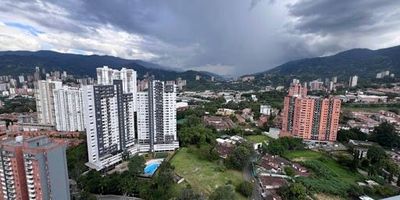  Apartamento en venta en Itagüí, Suramérica. Con un área construida de 75.80 mts. Con una ubicación privilegiada, en una zona tranquila pero a su vez cercana a las principales vías de acceso y al transporte público, este apartamento cuenta con espacios amplios y bien distribuidos, con una excelente iluminación natural y una vista panorámica que brinda un ambiente acogedor y relajante. Además, sus 2 habitaciones y 2 baños ofrecen un espacio ideal para familias o parejas que deseen tener un hogar cómodo y funcional. Cuenta con excelentes servicios adicionales como un gimnasio, piscina y sauna, entre muchas otras zonas comunes. Este inmueble es una excelente oportunidad para quienes buscan comodidad y calidad de vida!