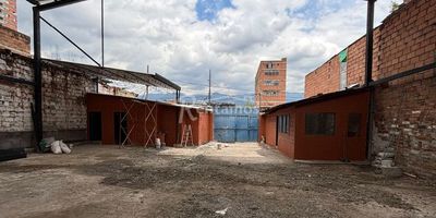 Oficina en arriendo en Medellín, Barrio Naranjal. Cerca a Homecenter de San Juan , estación Suramericana y a la av San Juan, con 340 m², un sólo nivel, 15m² de frente, 24 m² de fondo, altura libre, acceso para carga y descarga, 2 baños, oficina, Ideal para almacenamiento o centro logístico, parqueadero, uso Industrial, fácil conexión a vías principales. Espacio seguro y funcional para impulsar tu operación. ¡Contáctenos hoy para programar una visita! Descubre más propiedades en: www.rentamospropiedadraiz.com Código:  776164