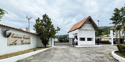 Te presentamos confortable casa ubicada en el sector de Ricaurte Cundinamarca, un lugar estratégico de la ciudad gracias a su alto flujo peatonal y vehicular,  cuenta con sala, comedor, baño social, 3 habitaciones, 3 baños, cocina, 2 garajes.  Cerca podrás encontrar centros comerciales, parques, zonas gastronómicas, bares, restaurantes, clínicas, no esperes más y anímate a encontrar con nosotros tu lugar ideal. Contáctanos y déjanos tener el privilegio de atenderte.