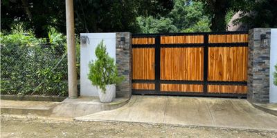 Este espectacular lote/terreno se encuentra ubicado en Santa Rosa de Lima, en el departamento de Bolívar. Con un área total de 828 M2, este inmueble es perfecto para aquellos que buscan un espacio amplio y tranquilo en medio de la naturaleza, pero con fácil acceso a todas las comodidades de la ciudad.

El terreno cuenta con 2 baños, lo que lo hace aún más práctico y funcional. Además, es ideal para aquellos que tienen mascotas ya que admite la presencia de los peluditos de la familia sin ningún problema.

Con respecto a las características externas, este lote con una buena via a acceso, lo que facilita el acceso a él tanto para vehículos como para peatones. También cuenta con árboles frutales, que le brindan un ambiente fresco y natural al espacio, haciendo de este un lugar perfecto para relajarse y disfrutar de la naturaleza.

La zona es campestre, rodeada de hermosos paisajes y aire puro, ideal para aquellos que buscan alejarse del caos de la ciudad y vivir en un lugar más tranquilo. Además, cuenta con amplias zonas verdes, perfectas para hacer actividades al aire libre.

El terreno también cuenta con un kiosko, ideal para reuniones al aire libre con amigos y familiares. Este espacio puede ser utilizado para hacer asados, celebrar eventos especiales o simplemente para relajarse y disfrutar de la naturaleza que lo rodea.

Si buscas un lugar  para construir la casa de tus sueños o para invertir en un espacio para relajarte y desconectar de la ciudad, este lote/terreno es la opción perfecta. ¡No pierdas la oportunidad de ser dueño de este increíble inmueble y contáctanos ahora mismo!
