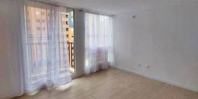 Hermoso apartamento de aproximadamente 48 m2. Cuenta con sala comedor, 3 habitaciones, cocina integral, 2 baños, zona de ropas, balcón, estudio y parqueadero privado. El conjunto cuenta con zonas verdes, piscina, gimnasio, salón social y juegos infantiles las cuales son zonas comunes. Ubicado a 20 minutos del centro principal de Madrid, a 15 minutos del Centro comercial Casablanca y comercio cercano, posee gran facilidad de acceso a transporte público, cómodas vías de acceso como Calle 13 y Calle 80.  ¡Contáctanos! para agendar tu cita.
