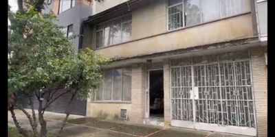 Amplia casa en el barrio Balalacazar, ubicada en el corazón de la ciudad de Bogotá. Cerca de universidades, colegios y jardines, teatros, academias, restaurantes, bares, oficinas, consultorios.

Ubicación estratégica cerca de la AK 30, a menos de 100 metros de la estación de Transmilenio Universidad Nacional, fácil acceso a vías principales para movilizarse sin complicaciones.

Se destaca por tener todos los espacios amplios y con iluminación natural, cuenta con dos niveles. Cuenta con 144.33Mts de terreno.

El primer nivel tiene sala comedor de gran tamaño, cocina integral moderna, baño auxiliar, patio cubierto con zona de lavado y patio descubierto con espacio adaptable para sus necesidades. Cuarto de servicio con baño. Garaje para un vehículo. 

El Segundo nivel tiene estar de habitaciones o estudio, cuatro habitaciones con grandes ventanales que permiten una perfecta iluminación natural, ventilación y vista exterior, dos baños. 

Ideal para vivienda familiar, oficinas, alojamiento tipo Airbnb o proyectos de coliving. Esta propiedad es una excelente inversión gracias a su potencial y ubicación central.
