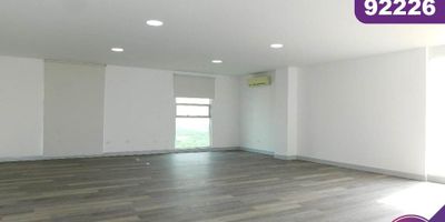 ¡Bienvenido a esta increíble Oficina comercial en arriendo! En la ciudad de Barranquilla ubicado en el barrio Villa Santos, en un edificio con vigilancia privada las 24 Horas, el edificio cuenta con 15 pisos y la oficina se encuentra ubicada en el piso 13, con 185 mt2, este espacio es perfecto para tu negocio. Imagina trabajar en un ambiente amplio y luminoso, con 1 baño para tu comodidad. Situada en una ubicación privilegiada con cómodas vías de acceso y facilidad al transporte publico cercano, sobre el sector puede encontrar el centro comercial gran boulevard y makro.