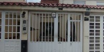 SE VENDE   O SE ARRIENDA CASA AL NORTE DE LA CIUDAD  de 3 pisos valor $ 610.00.000Barrio Villa del Prado , EN ARRIENDO $ 3600.000 Dirección calle 174 C  63-50Casa  50Casas en una Manzana encerrada con reja para el ingreso y vigilancia1 Piso, Parqueadero para 2 VehículosSala piso en baldosa con chimeneaComedor independiente con piso en baldosa Baño SocialDepósito pequeño Cocina piso  integral muebles y gabinetes en madera y calentador de GasPatio para GYM piso tipo alfombra Patio para ropas piso baldosa 2 Piso escaleras en madera 3 Habitaciones Habitaciones Principall con closet en madera,  baño con Jacuzzi Piso laminado Habitacion 1 con clóset en madera y piso laminado Habitacion 2 con clóset en madera y piso laminado 1 Baño con tina 3 pisosHabitacion de entrenamiento y estudio Toda la iluminación de la casa es luz tradicional Estracto 4Vigilancia privadaAntigedad 30 añosCasa muy bien ubicada en u sector muy residencial Sector comercio misceláneo Vías principales Av Boyacá Calle 