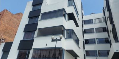 Lindo apartamento ubicado en zona residencial a pocas cuadras de la Carrera Septima y carrera Quince, cuenta con un area de 70M², con vista exterior, ubicado en un primer piso

Dos alcobas, dos baños, parqueadero propio. Sala comedor, cocina integral y zona de lavandería. Tiene piso laminado en habitaciones, zona social, baños y cocina.
