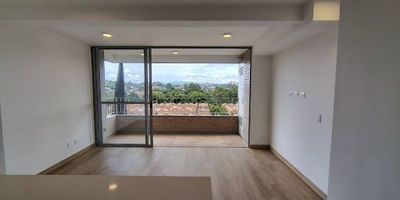 Arrienda este acogedor apartamento campestre de 68.82 M2 ubicado en el sector de Barro Blanco, muy cerca del aeropuerto y rodeado de naturaleza. Ideal para quienes buscan tranquilidad, privacidad y conexión con un entorno verde, sin alejarse de la ciudad. El inmueble cuenta con 3 habitaciones, 2 baños, 1 parqueadero y cuarto útil espacios funcionales que brindan confort en cada rincón. Se encuentra dentro de un conjunto cerrado con vigilancia 247, garantizando seguridad y bienestar para ti y tu familia. ¡Una excelente opción para vivir en armonía con la naturaleza y cerca de todo!