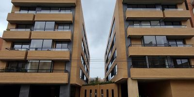 APARTAMENTO 201A
PROYECTO EN CONSTRUCCION
Exclusivo apartamento zona central en la localidad de Usaquén, con una excelente ubicación teniendo acceso por las avenidas carrera 15 y carrera 19, consta de dos habitacion y estudio (familyroom), dos baños, dos garajes, un depósito, se encontrara con jardines exteriores, tendrá un grandioso lobby tipo hotel, sala de juntas, Walking un espacio de trabajo muy confortable con mueble de snack and bar, teatrino con un diseño moderno y acogedor, gimnasio se entrega dotado con distintos tipos de máquinas, en la parte superior vamos a encontrar la terraza norte :diseñada para realizar actividades sociales y familiares, terraza sur: diseñada para los niños y jóvenes contando con espacios de recreación.