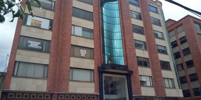 Excelente oportunidad de adquirir oficina en arriendo, con módulos y mobiliario en muy buen estado, el Sectores es empresarial ya que está ubicado a pocas cuadras de el centro comercial UNILAGO