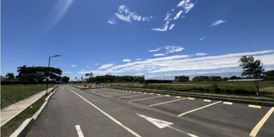 ? Lote en venta en Jamundí – ¡Construye la casa de tus sueños!

Ubicado en zona campestre de alta valorización, este lote de 94 m² cuenta con agua, electricidad y acceso pavimentado, ideal para comenzar tu proyecto de vivienda.

✨ Características destacadas:
? Zona tranquila y rodeada de naturaleza
?‍?‍?‍? Áreas sociales y zona infantil
? Amplias zonas verdes
?️ Portería y recepción
? Ideal para vivir en familia con seguridad y calidad de vida

Disfruta de un entorno natural sin renunciar a la comodidad.
? Contáctanos hoy y agenda tu visita. ¡Haz realidad tu proyecto en Jamundí!
