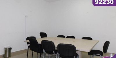 ¡Bienvenido a esta increíble Oficina comercial en arriendo! En la ciudad de Barranquilla ubicado en el barrio Villa Santos, en un edificio con vigilancia privada las 24 Horas, el edificio cuenta con 15 pisos y la oficina se encuentra ubicada en el piso 14, con 100 mt2, este espacio es perfecto para tu negocio. Imagina trabajar en un ambiente amplio y luminoso con 3 espacios disponibles y 1 año independiente. Situada en una ubicación privilegiada con cómodas vías de acceso y facilidad al transporte publico cercano, sobre el sector puede encontrar el centro comercial gran boulevard y makro.