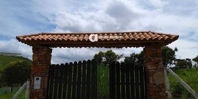 Se Vende Lote Condominio Mesa de los Santos – Los Santos

Conoce esta increíble propiedad en la Mesa de los Santos A pocos minutos de Bucaramanga, rodeada de paisajes naturales y una paz incomparable, ofrece una vida exclusiva y serena. 

Área de 250 m², Apostar por la Mesa de los Santos es invertir en una zona de alta valorización y creciente atractivo turístico con una ubicación privilegiada.

Zona social: Salón social, 3 piscinas, jacuzzi, turco, BBQ, capilla, cancha múltiple, cancha sintética, angar para cuatrimotos, caballerizas y establos.

 VENTA: $ 160.000.000 Administración: $ 235.000 incluida administración.

Pregunta por él, bajo el código Inmobiliario 1420-271 ¡Contáctanos! Agenda tu cita y con gusto te asesoramos.

Somos GRUPO ANDINO INMOBILIARIO, con nosotros tendrás tus trámites más fácil y rápido. 
