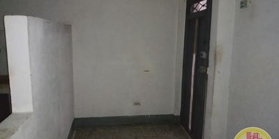 Venta de apartaestudio en Bello, Antioquia, situado en el barrio Salvador Allende. Este inmueble ofrece 33 m² de área, con 1 habitación y 1 baño. Se encuentra en el piso 2 de una edificación de 4 pisos y dispone de vigilancia. Clasificado en estrato 2, este apartaestudio es una opción práctica para quienes buscan invertir en Bello. Precio de venta: $79,000,000. Para conocer más detalles o coordinar una visita, puede usar las opciones de whatsapp, quiero que me contacten o ver teléfonos.