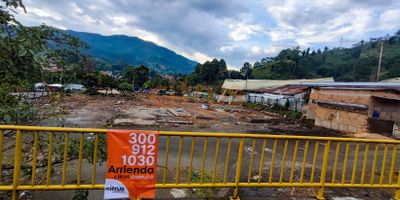 Lote industrial ubicado en La Entrada al municipio de Caldas, desde La Variante, con acceso a tractomulas, el lote se entregaría pelado, sin construcciones, con servicio de energía y acueducto. Actualmente hay un aserrío el cual tiene unas ramadas, que se pueden entrar a negociar.