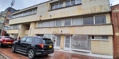 Excelente bodega de 2.761 metros construidos, distribuida en cuatro niveles:
Primer nivel: cuenta con un amplio espacio de bodega, 12 espacios de trabajo, cuarto de rack, un baño, cocineta y parqueadero con capacidad para aproximadamente siete carros.
Segundo nivel: dispone de 30 espacios de trabajo, cuatro baños, cocineta y cuarto de rack.
Tercer nivel: dividido en dos bloques; uno con nueve espacios de trabajo y un baño, y el otro con siete espacios de trabajo, cuatro baños y una cocineta.
Cuarto nivel: tiene cuatro espacios y dos baterías de baños.
La bodega cuenta con ascensor, pisos en cerámica y cemento, y está ubicada cerca de Transmilenio, la zona industrial Centenario y vías principales.