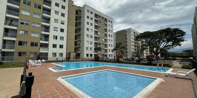 ¡Precio de oportunidad en zona de alta proyección!
Vive o invierte en Paseo de Pangola, Jamundí, una de las zonas con mayor potencial de valorización en el Valle. Este apartamento de 61 m² ubicado en un 2° piso con ascensor, lo tiene todo para brindarte comodidad,y funcionalidad.

️ 2 habitaciones + una tercera habitación adecuada como estudio
️ Habitación principal con baño privado
️ Baño social, cocina integral, sala-comedor
️ Balcón con excelente iluminación, zona de lavado
️ Parqueadero privado

Disfruta de completas zonas comunes:
 Piscinas para adultos y niños
⚽ Canchas deportivas
 Zonas sociales para compartir

Ubicado en un sector tranquilo, con excelente conectividad, y rodeado de clínicas, centros comerciales, colegios y universidades. Una oportunidad única de inversión a un precio irrepetible.