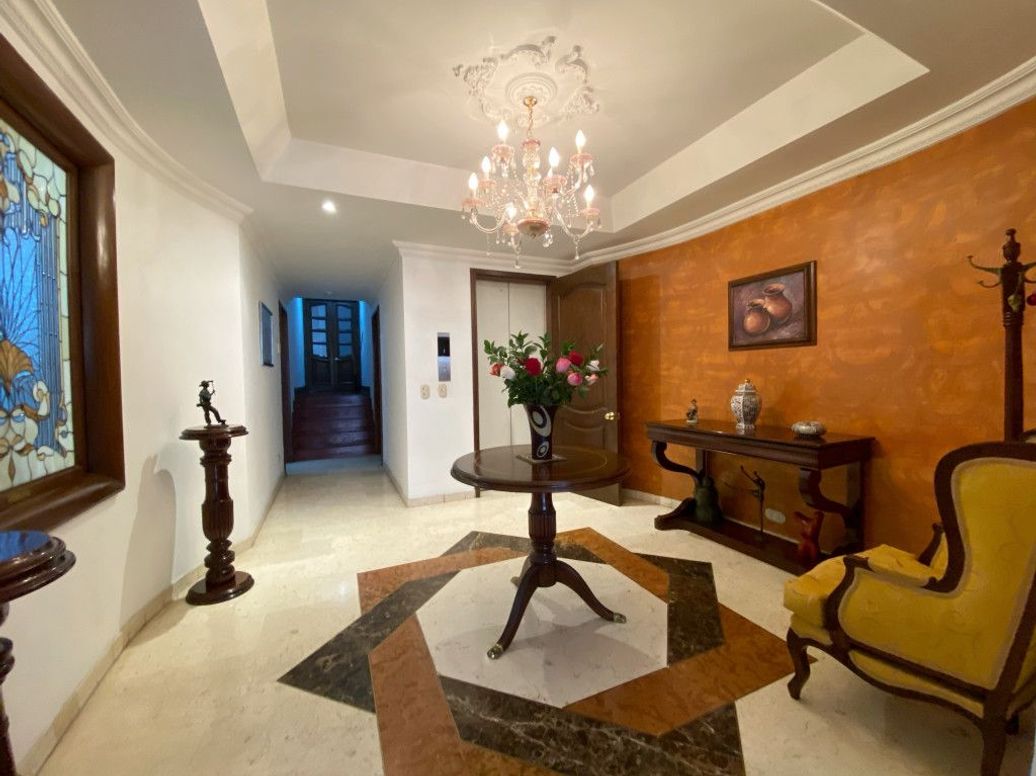 Apartamento de 3 alcobas en venta en Bellavista, Bogotá, 204 m² · foto 2 de 19