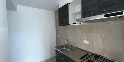 ¡Apartamento para estrenar en venta en Conjunto Pomar El Aliso, Cajicá! Vive en una zona tranquila y segura con excelente valorización. Este moderno apartamento cuenta con vista exterior, 2 habitaciones, 2 baños, cocina cerrada, y diseño funcional para tu comodidad. Ubicado en un conjunto cerrado con ascensor, seguridad 24/7, zonas verdes, zona infantil y parqueadero para visitantes. Disfruta de un entorno natural y familiar, a pocos minutos del centro de Cajicá, con fácil acceso a transporte y servicios. ¡Tu nuevo hogar te espera en Pomar El Aliso!