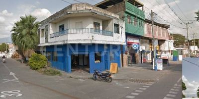 Se ofrece en venta una amplia propiedad en el barrio Loreto de Palmira, ideal para inversión o uso mixto residencial-comercial. La construcción cuenta con un área de 600 m² distribuidos en tres niveles y está ubicada sobre un terreno de 300 m². La propiedad presenta un diseño funcional que combina espacios comerciales, residenciales y potencial para desarrollo adicional.

Distribución:
Primer Piso:
- Locales comerciales: 2 espacios independientes con excelente potencial para negocios locales.
Apartamento:
- 3 habitaciones.
- Cocina, sala-comedor.
- Patio y zona de oficios.
- 1 baño.

Segundo Piso:
Apartamento 1:
- 4 habitaciones.
- Sala-comedor, cocina.
- Zona de oficios.
- 1 baño.
Apartamento 2:
- 3 habitaciones.
- Sala-comedor, cocina.
- Zona de oficios.
- 1 baño.
Tercer Piso:
Terraza techada: Espacio amplio sin construir, estructurado para la posible construcción de hasta tres apartamentos adicionales, aumentando el valor y versatilidad de la propiedad.
Ubicación y Atractivos:
El barrio Loreto se destaca por su dinamismo y desarrollo, ofreciendo cercanía a:
Un moderno complejo deportivo que incluye cancha sintética de fútbol, cancha múltiple y baloncesto.

El antiguo sector de Coca Cola, ahora transformado en un centro deportivo del barrio, ideal para actividades recreativas y deportivas.

Esta propiedad combina una ubicación estratégica con múltiples posibilidades de renta y desarrollo, siendo una excelente opción tanto para inversionistas como para quienes buscan un hogar espacioso y versátil en una zona de alta valorización.