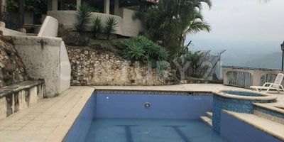 Hermosa Casa campestre excelente vista panoramica 
Características generales:
Piscina
Vistas impresionantes
Puerta eléctrica
Parqueadero cubierto para 4 vehículos
Distribución interna:
 Hall de entrada
Sala con balcón y vista
Baño social
Comedor
Cocina integral
Zona de oficios
Alcoba de servicio con baño
Sala de televisión
Oficina
7 alcobas, todas con baño y closet
Alcoba principal con estudio, vestier y balcón
Zona social:
Piscina
Jacuzzi
Kiosko con asador y cocineta
Administración: $340.000 
Acueducto propio
Superficie:
Área del lote: 1918 m²
Área construida: 659 m² por planos (sin contar quiosco, piscina y parqueaderos) Cuenta con un apartamento al lado de la casa con 2 habitaciones - 2 baños - sala comedor - cocina integral excelente para tu familia mas cercana o visitantes.