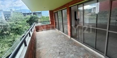 Espacios Diseñados para la Grandeza y la Privacidad Absoluta
•	4 Habitaciones, Todas con Baño Privado: Sí, lo leíste bien. Cada una de las cuatro habitaciones es un santuario personal, con su propio baño completo, garantizando privacidad y máximo confort para ti y los tuyos.
•	Un Baño Común y Baño Social: Adicionalmente, cuenta con un baño común y un baño social, pensando en la comodidad de tus visitas y el día a día.
•	Estudio Versátil: Tu espacio ideal para la concentración, el trabajo remoto o un rincón de lectura.
•	Sala Comedor Majestuosa: Un ambiente amplio y luminoso, perfecto para reuniones inolvidables, cenas elegantes y momentos de relajación.
•	Cocina Integral: Moderna y funcional, equipada para que tus creaciones culinarias sean un placer.
•	Balcón: Tu rincón privado para disfrutar del aire fresco y las vistas.
•	Patio de Ropas: Un espacio práctico y organizado para las tareas del hogar.
•	Ascensor y Citófono: Comodidad y seguridad con acceso directo a tu oasis.
Tendrás todo a tu alcance:
•	Comercio de Primera Clase: A pocos minutos de los centros comerciales más exclusivos.
•	Educación al Alcance: Cercanía a prestigiosas universidades y centros educativos.
•	Conectividad Total: Rutas de servicio de transporte a la mano, facilitando tu movilidad.
•	Naturaleza y Esparcimiento: A pasos del parque, tu lugar ideal para actividades al aire libre y desconexión