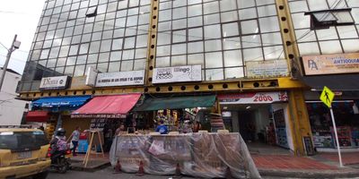 Se arrienda local comercial ubicado  en el centro comercial Cali dos mil

Cuenta con un área construida de once metros con veinticinco aproximadamente

El espacio es un salón amplio con dos persianas de ingreso ideal para comercio u oficina

El valor del arriendo es de novecientos mil pesos e incluye administración y servicios públicos

Excelente ubicación en el centro de la ciudad fácil acceso y buen flujo de personas

Para más información y agendar una visita comunícate con nosotros