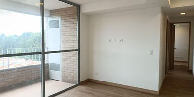 Este apartamento en arriendo para estrenar,  es la oportunidad que estabas esperando! Ubicado en una zona estrategica, cerca de supermercados, colegios, transporte publico y con facil acceso a las principales vias de la ciudad, combina comodidad y funcionalidad. Cuenta con espacios amplios, excelente iluminacion natural y un diseno moderno que te hara sentir en casa desde el primer momento. No dejes pasar esta oportunidad unica de vivir en una ubicacion privilegiada! Que esperas para contactarnos? Estamos listos para ayudarte a encontrar tu nuevo hogar
