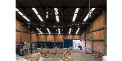 Bodega en arriendo en Mosquera – 16,594 m²

Espaciosa bodega de 16,594 m², que incluye 2,629 m² de área de almacenamiento con triple altura de 10 m y 11,496 m² de patio de maniobras. Dispone de 1,320 m² de oficinas, 28 muelles de carga y descarga, 50 parqueaderos y transformador de 150 kVA. Pisos de cemento, excelente infraestructura y múltiples vías de acceso que facilitan la conexión con Bogotá y otras principales ciudades del país, incluyendo la Calle 13, Avenida Troncal de Occidente y Carrera 5.

Ideal para operaciones logísticas y distribución.
