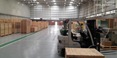 Bodega en Arriendo en Zona Franca – Palmira

Ubicada en la Zona Franca, un área estratégica para almacenamiento y producción de mercancías, esta bodega ofrece amplios espacios y excelentes condiciones para operaciones industriales y logísticas.


 
 Área Total: 7.456,68 m² (GLA)

 
  Bodega: 4.058,62 m²
  Oficinas: 952,43 m²
  Patios: 2.445,63 m²
 
 
 
 Altura de la Bodega: 13 m, ideal para almacenamiento de gran volumen.
 
 
 Muelles: 2 para carga y descarga eficiente.
 
 
 Infraestructura Eléctrica:

 
  Transformador 400 KVA,
  112,5 KVA y 45 KVA adicionales, adecuados para altos requerimientos energéticos.
 
 
 
 Estacionamiento: 2 parqueaderos disponibles.
 
 
 RCI: Equipado con 6 gabinetes para protección contra incendios.
 


Esta bodega es perfecta para empresas que requieren espacio amplio, infraestructura adecuada y un acceso estratégico en la Zona Franca de Palmira.

¡Contáctanos para más información y agendar tu visita!
