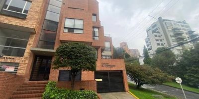 APARTAMENTO AMOBLADO EN ARRIENDO – EDIFICIO EL CAMPANARIO Exclusividad, estilo y vista en un solo lugar  Área construida: Aprox. 60 m² , 2 alcobas: Principal con baño privado, Segunda habitación cómoda y luminosa, Estudio: Ideal para trabajo remoto o lectura, Sala comedor amplia: Con balcón y vista panorámica a la ciudad, Cocina integral tipo americano: Equipada y moderna, Zona de lavandería independiente, 2 baños en total: 1 social, 1 en alcoba principal. Acabados de alta calidad y mobiliario con excelente gusto. Parqueadero cubierto. Ubicación privilegiada: En edificio exclusivo, vecindario tranquilo y seguro, a pocos pasos de la Estación de Policía. SOLO SE ARRIENDA AMOBLADO.
 Contáctanos para agendar tu visita y descubrir tu nuevo hogar con estilo y comodidad.